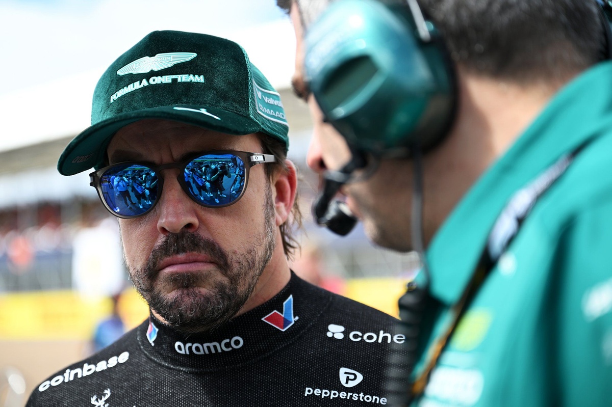 fernando-alonso-aston-martin-r