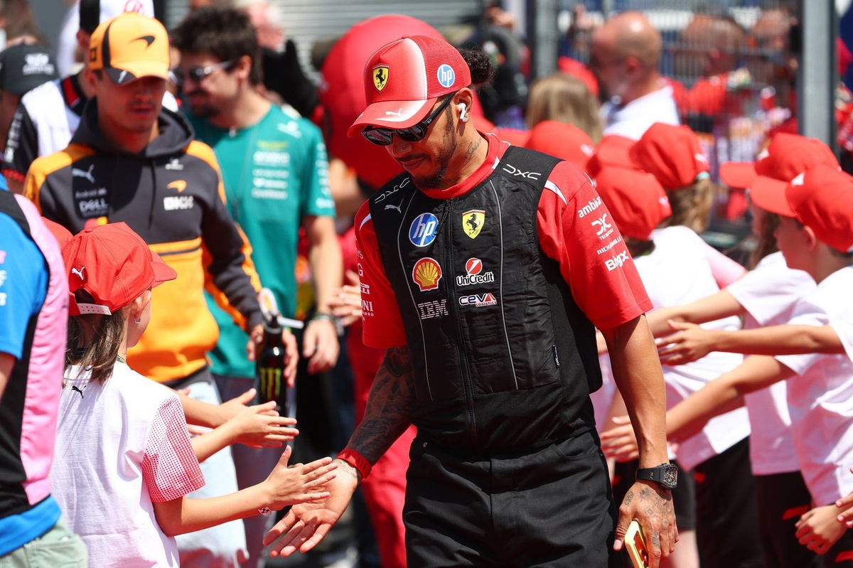lewis-hamilton-ferrari-21