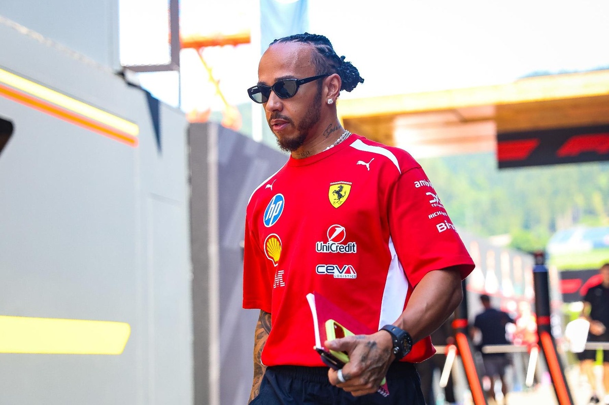 lewis-hamilton-ferrari-24
