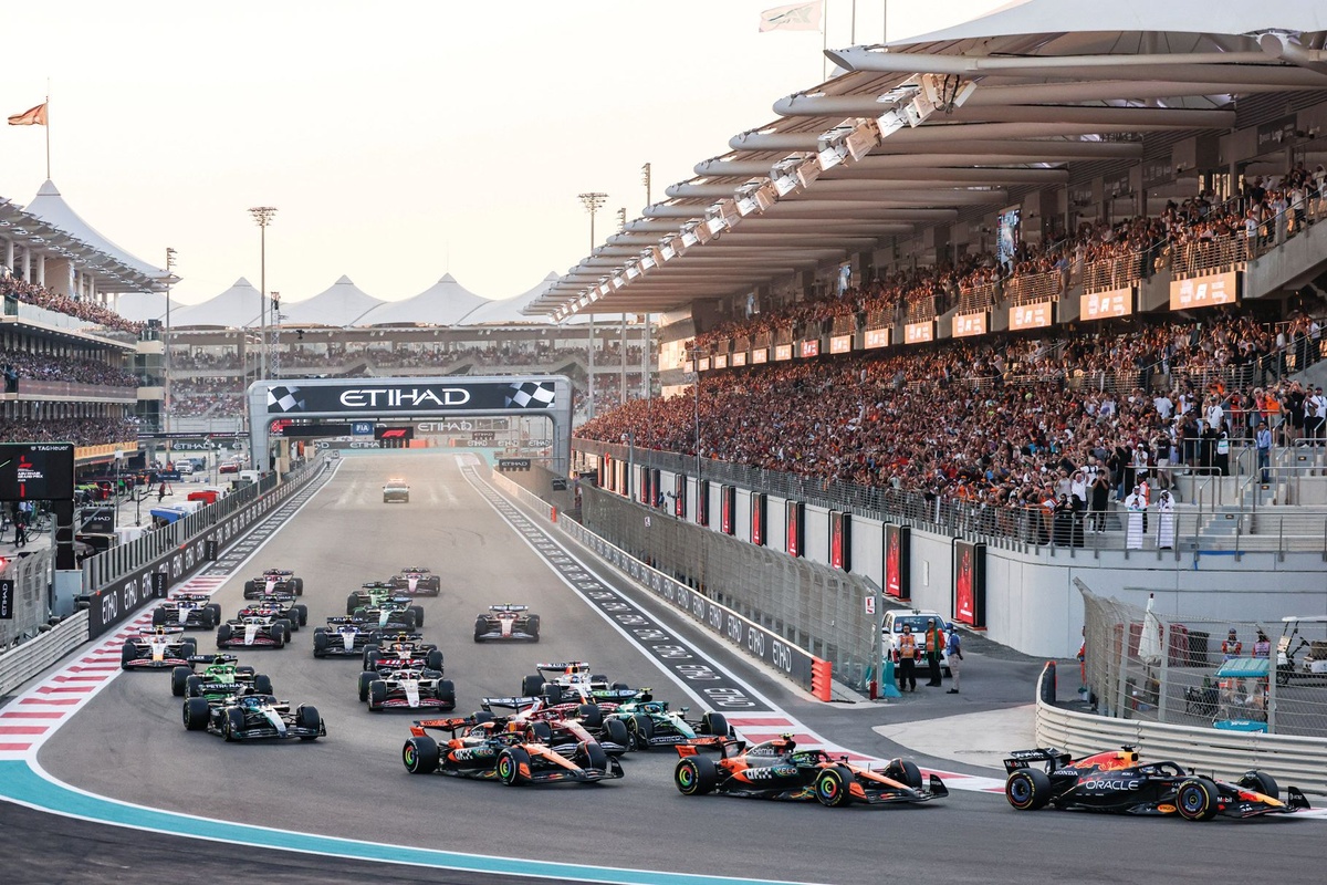 f1-cars-lined-up-at-the-start-