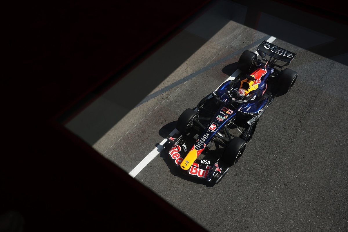 max-verstappen-red-bull-racing-19-2