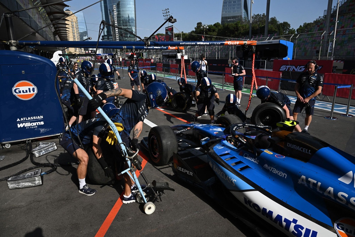 williams-pit-crew